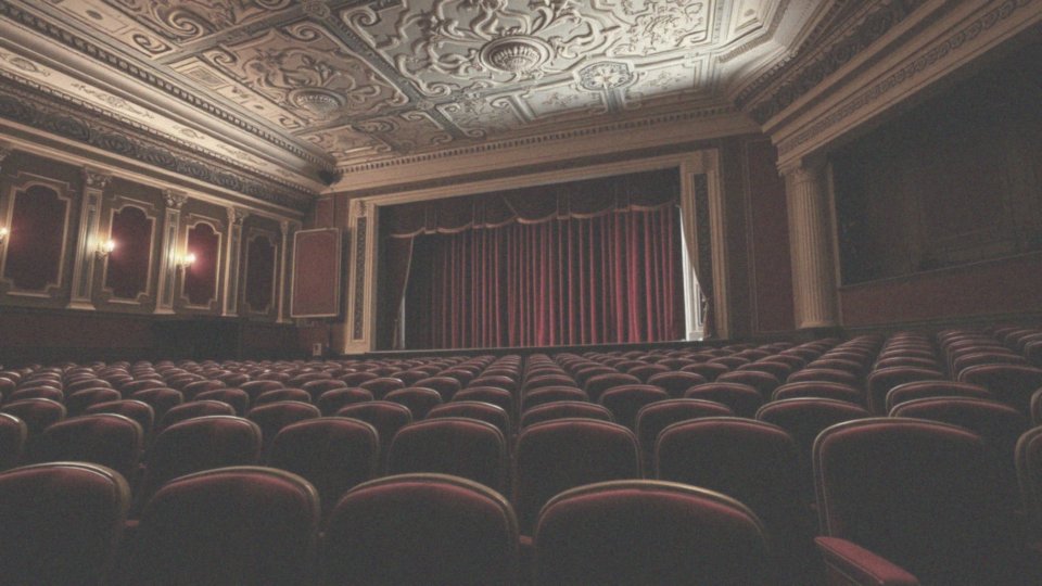 Jak odzież wpływa na atmosferę w teatrze?